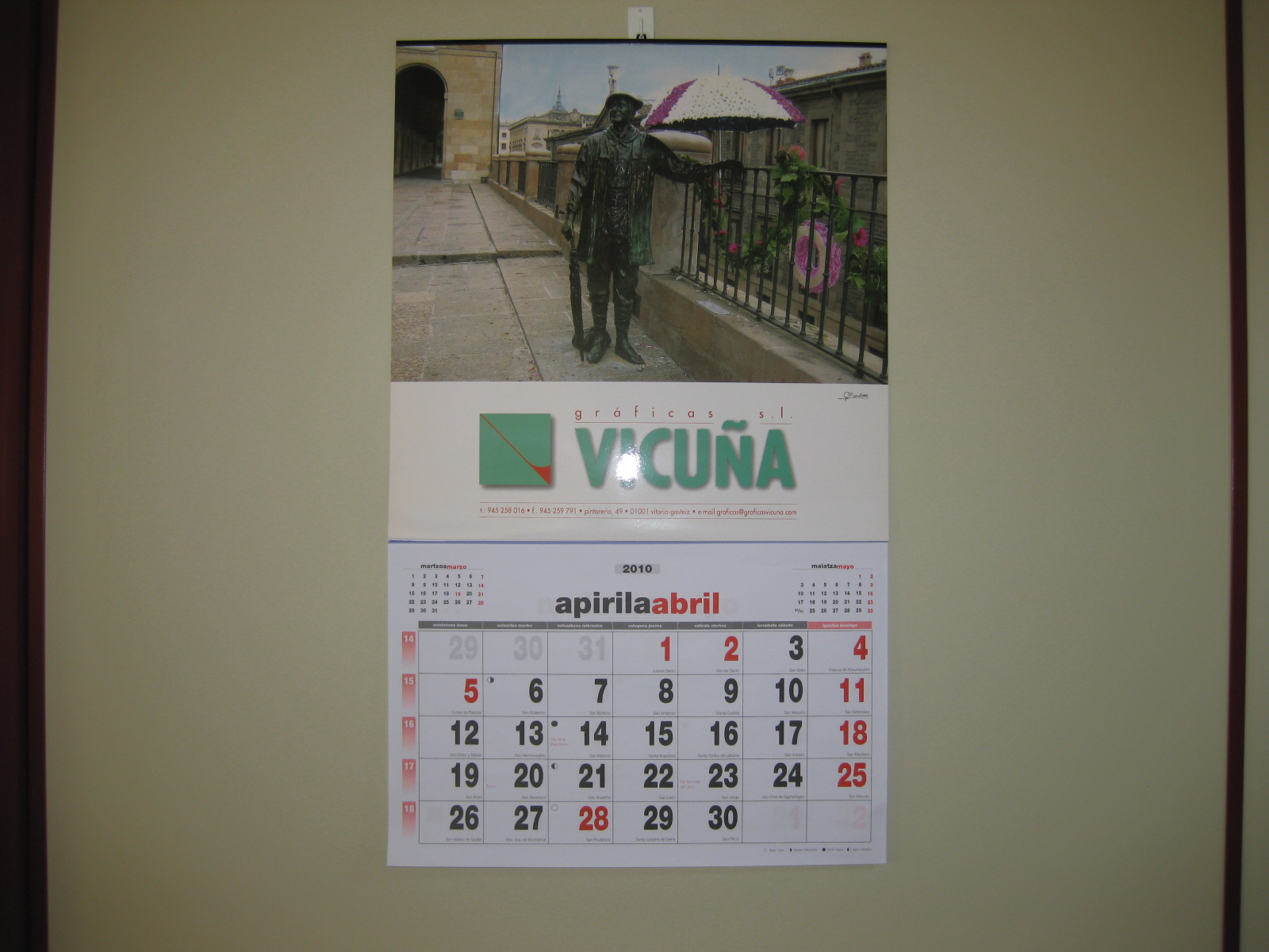 Calendario de pared con varilla y faldilla mensual